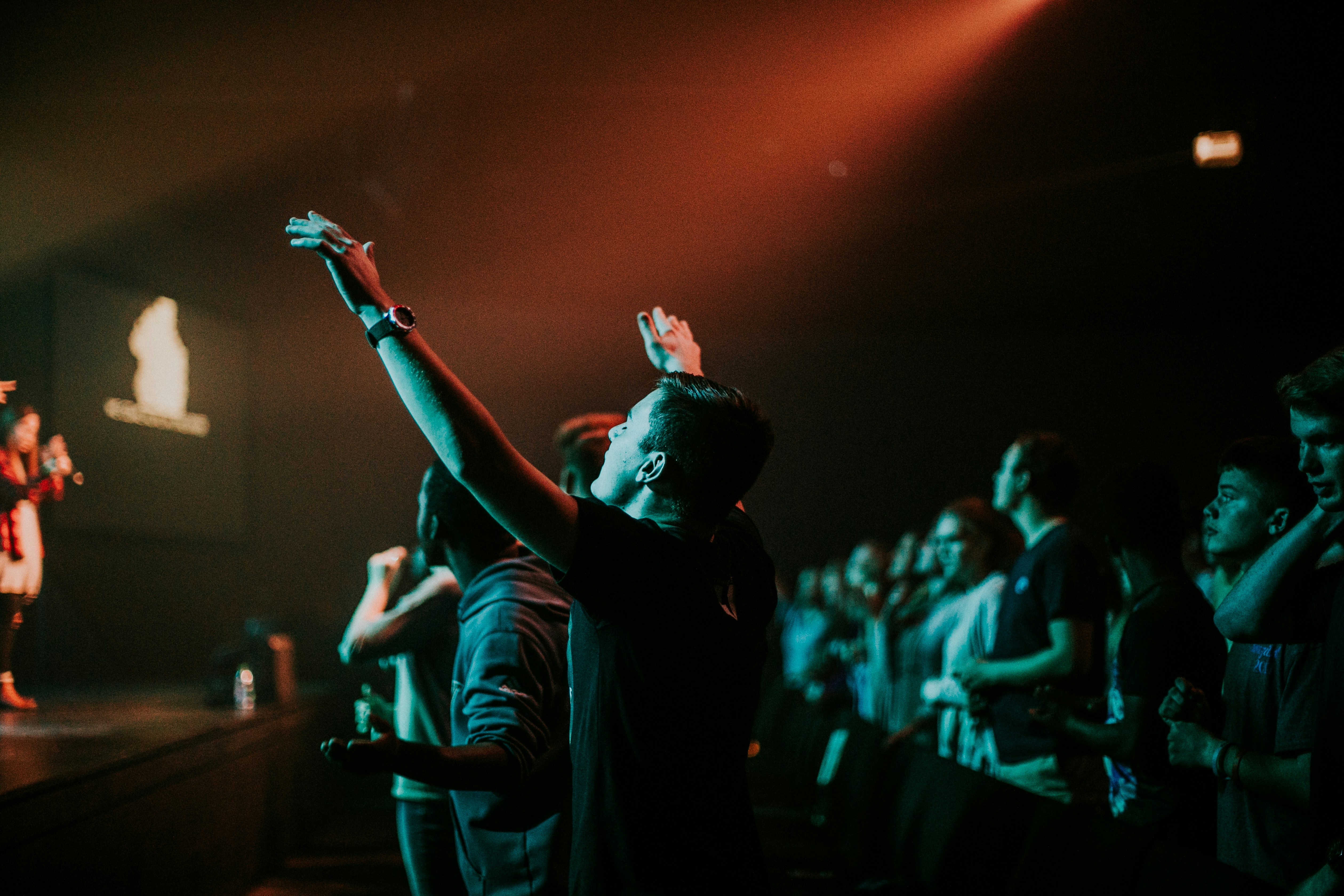 Personas reunidas en Iglesia Vida